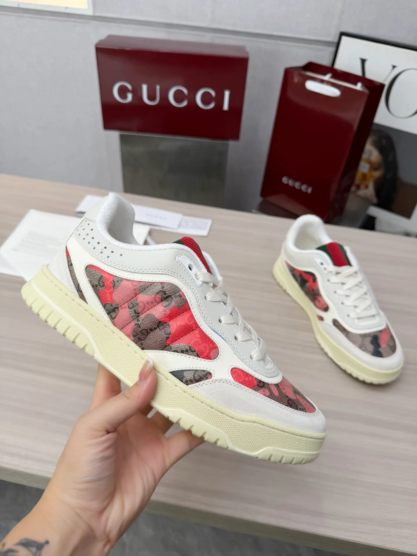 [G Home] P: 600💰 Men's Size: Men's 39-44 (45 custom-made) 🆕2025.GUCC Gucci original order quality The latest popular high and low top distressed couple sneakers series are shipped. Original purchase, development and production. This high and low top sneakers adopt a basketball-style silhouette design, cleverly integrated with hollow panels and distressed effects, showing unique ingenuity. The ingenuity incorporates brand logo details such as interlocking Double G styling accessories and Gucci lettering, a low-key tribute to the brand's design heritage. Exquisite packaging at the delivery counter 🛍📦 ▪️ Fabric: Original customized imported first-layer cowhide ▪️ Inner lining: Imported first-layer cowhide ▪️ Sole: Original molded two-color TPU sole ▪️ Sole thickness: 3cm